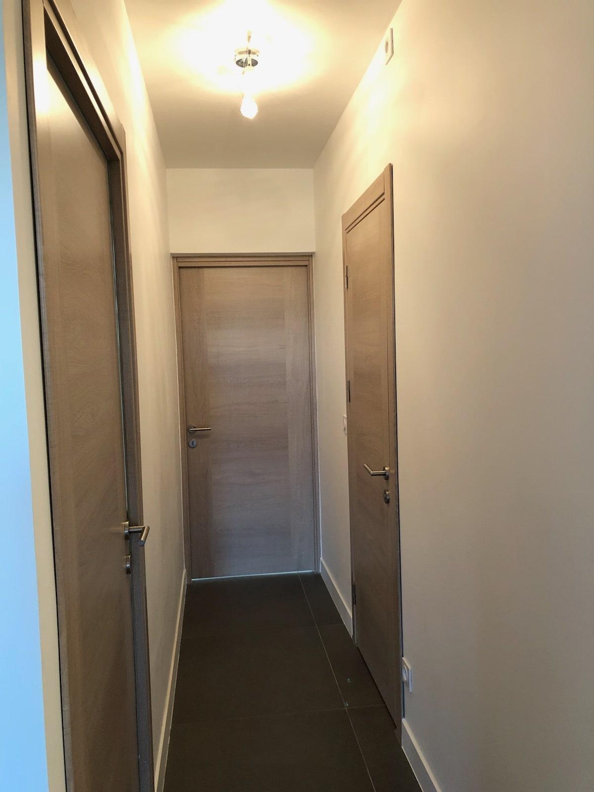 Chantier client, installation de portes d'intérieur dans un hall