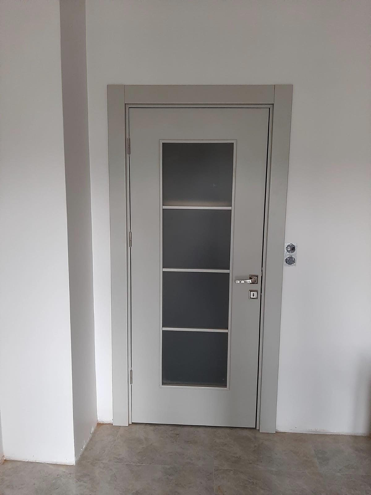 Chantier client, installation d'une porte d'intérieur vitrée